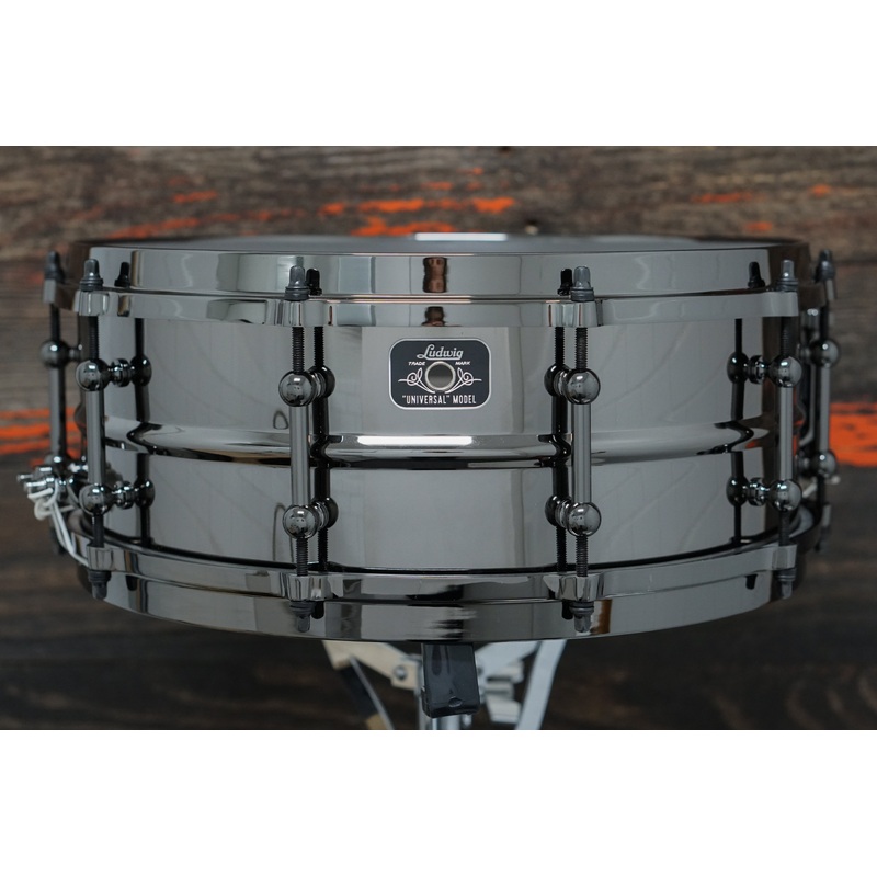 Ludwig 5.5x14" Universal "Back To Black" Brass Snare Drum - LU5514